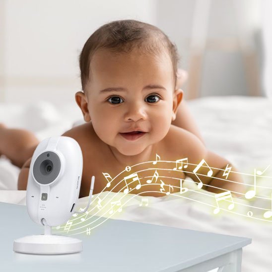 camera bebe blanc table chevet musique enfant souriant nu couche