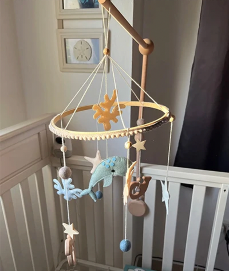 mobile musical bébé chambre feutre bois animaux marin étoile algue bulle beige gris bleu