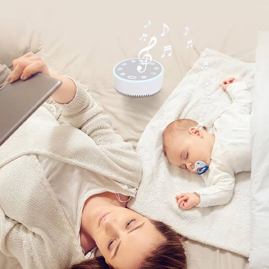 veilleuse bruit blanc sur table bébé endormi avec tétine maman à côté