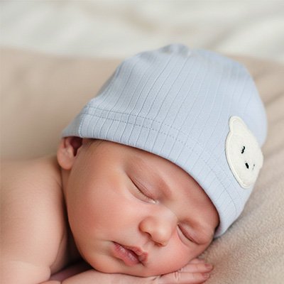 bonnet bébé couleur bleu avec ourson blanc devant