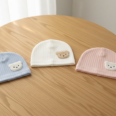 bonnet bébé couleurs pastels trois variantes avec oursons devant