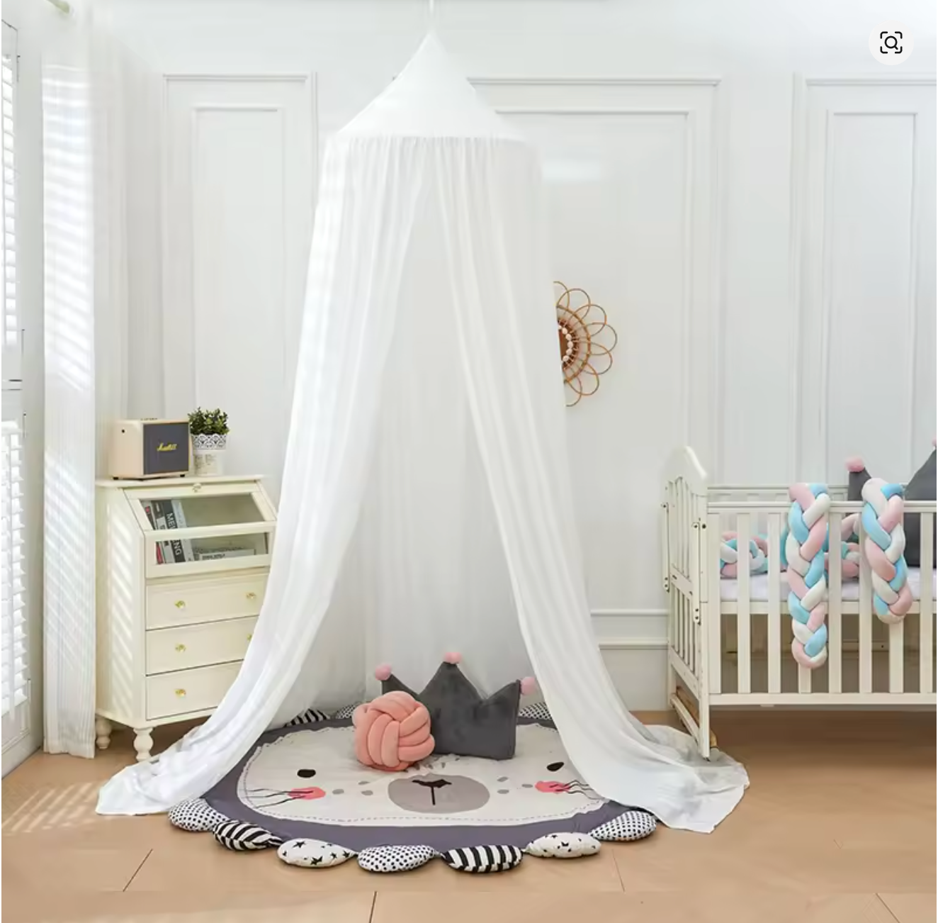 ciel de lit bébé blanc chambre berceau tapis peluches