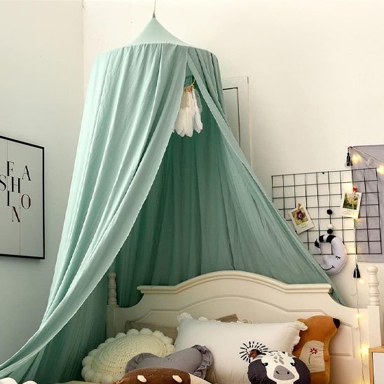 ciel de lit bébé turquoise lumières lit peluches coussins coin plafond