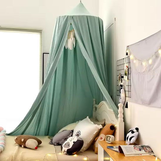 ciel de lit bébé turquoise lumières lit peluches coussins table livre
