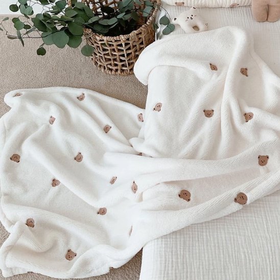 couverture bébé blanc crème petits visages oursons lit plante tapis