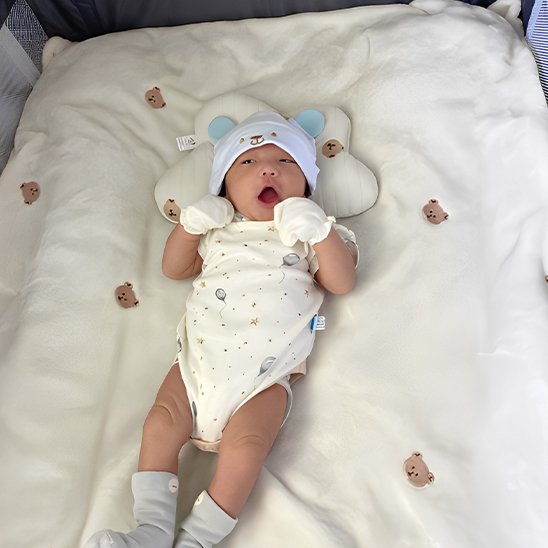 couverture bébé blanc crème petits visages oursons nouveau né couché