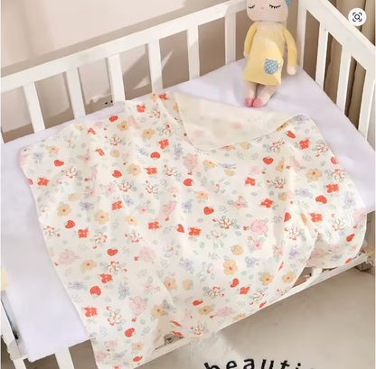 couverture bébé mousseline couleur crème motif fraises gros plan
