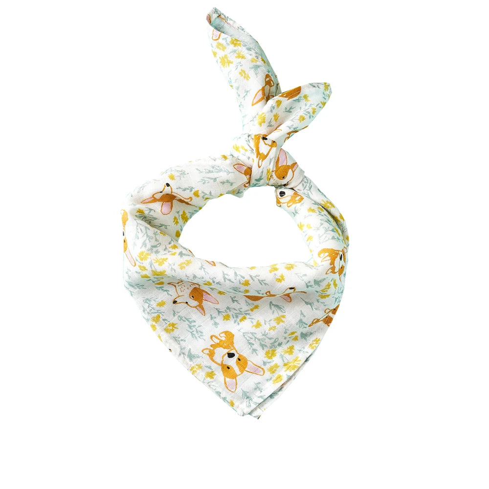 couverture bébé mousseline petit chien brun fleurs jaunes en bavoir