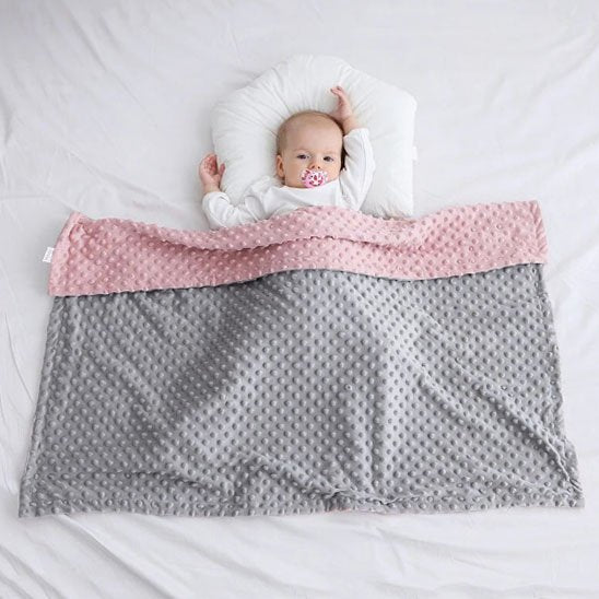 couverture bébé réversible texturée rose grise grandeur bébé dans lit