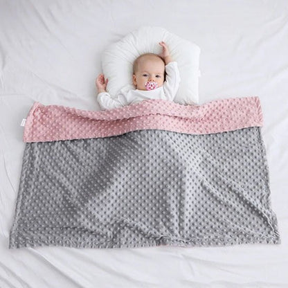 couverture bébé réversible texturée rose grise grandeur bébé dans lit