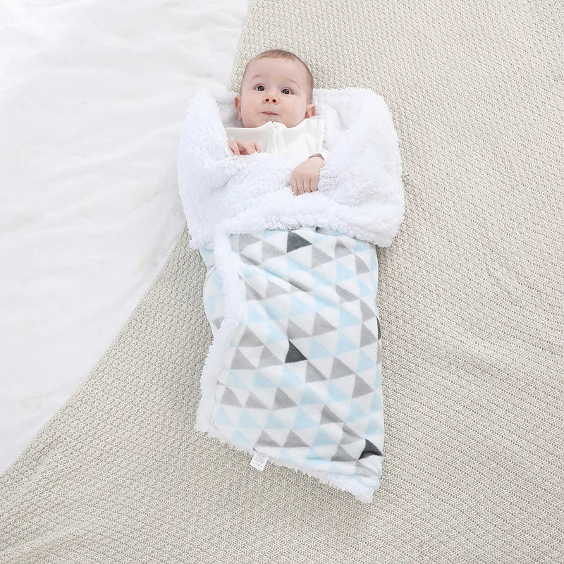 couverture bébé thermique triangles bleu blanc gris noir enfant emmitouflé