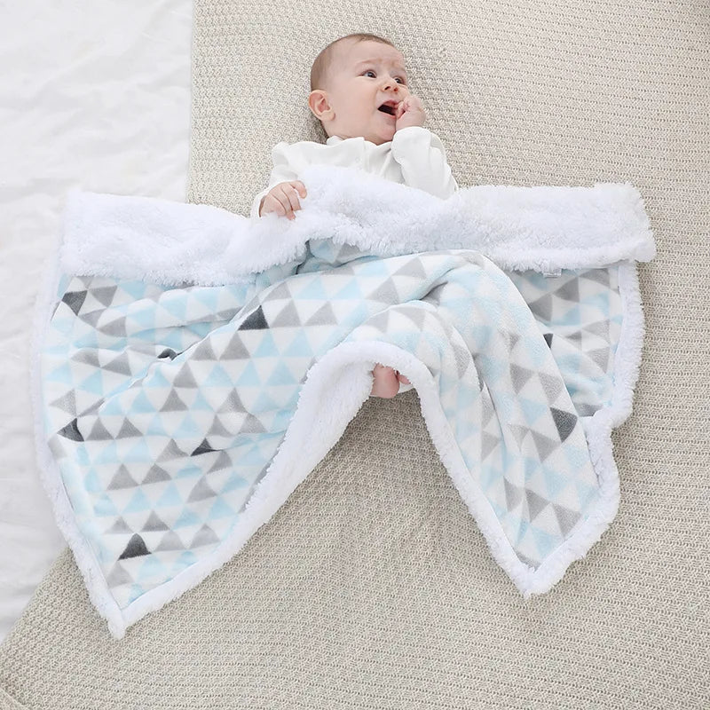 couverture bébé thermique triangles bleu blanc gris noir enfant recouvert pieds levés