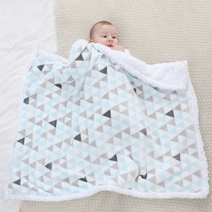 couverture bébé thermique triangles bleu blanc gris noir enfant recouvert
