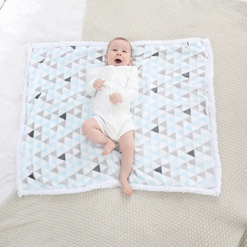 couverture bébé thermique triangles bleu blanc gris noir enfant sur couverture