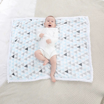 couverture bébé thermique triangles bleu blanc gris noir enfant sur couverture