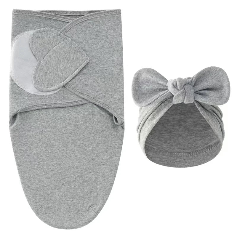 couverture d'emmaillotage fillette gris pâle bonnet boucle fond blanc