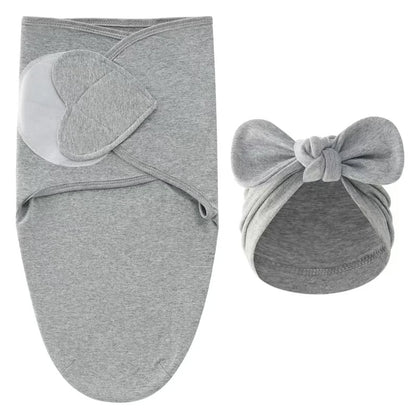 couverture d'emmaillotage fillette gris pâle bonnet boucle fond blanc