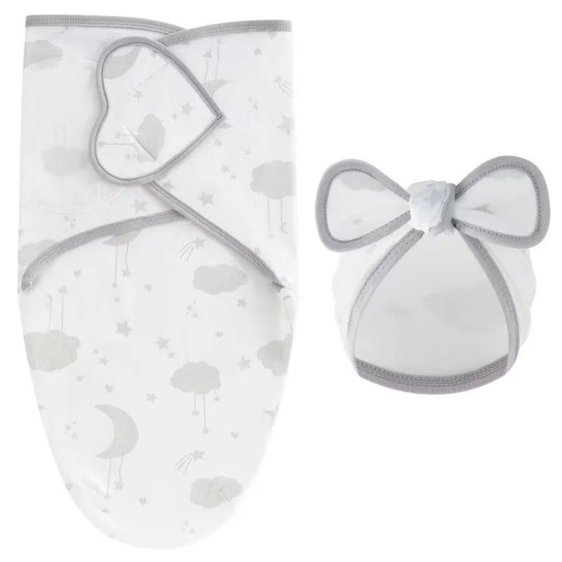 couverture d'emmaillotage fillette nuages gris bonnet boucle fond blanc