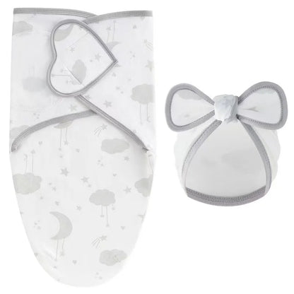 couverture d'emmaillotage fillette nuages gris bonnet boucle fond blanc
