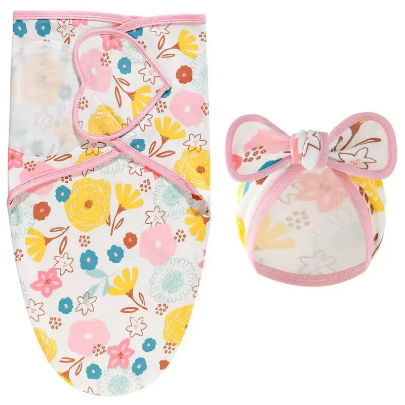 couverture d'emmaillotage fillette rose fleurs bonnet boucle fond blanc