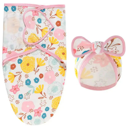 couverture d'emmaillotage fillette rose fleurs bonnet boucle fond blanc