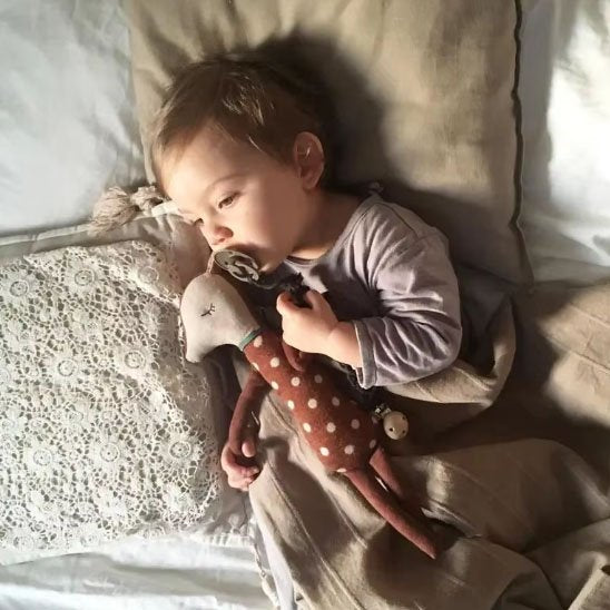 doudou bebe animal faon brun pois blanc boucle fleurie bambin câlin