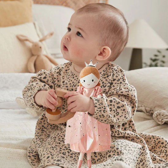 doudou bébé ballerine fille poupée princesse dans mains enfant