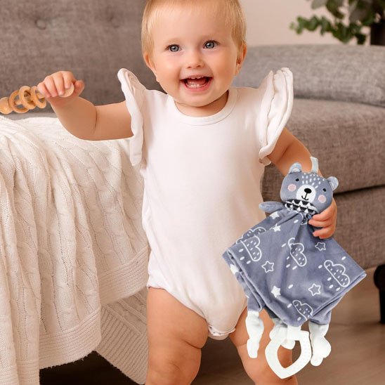 doudou bébé motifs boréal teintes gris ourson nuages mains enfant