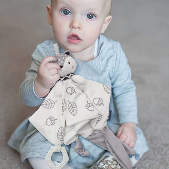 doudou bébé motifs boréal teintes gris renard dans bras d'enfant