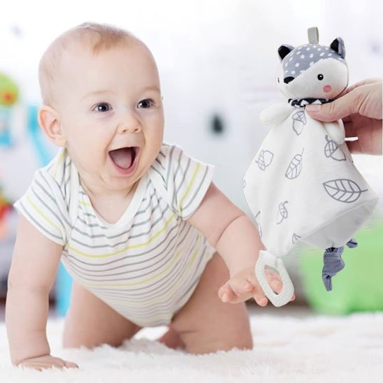 doudou bébé motifs boréal teintes gris renard enfant souriant