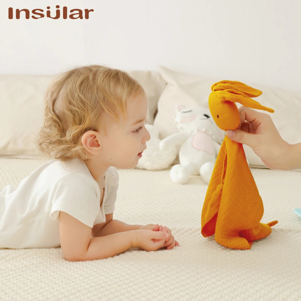doudou bébé mousseline lapin orange couverture enfant regarde