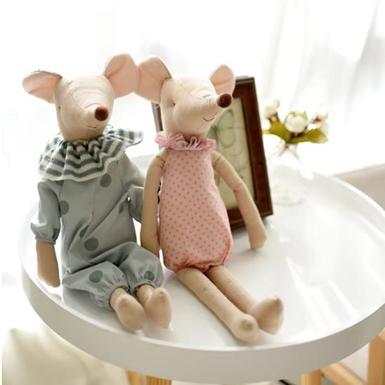 doudou bebe souris assis table beige habit vert pois collet ligné habit rose pois