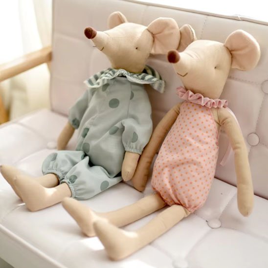 doudou bebe souris beige assis fauteuil habit vert pois collet ligné habit rose pois