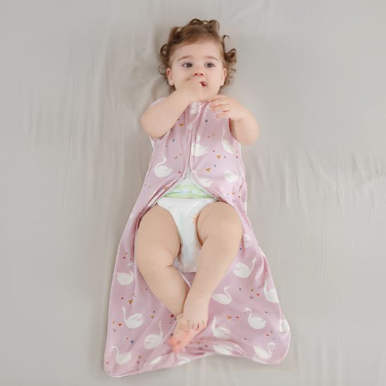 gigoteuse rose motifs cygnes blancs coeurs enfant couche