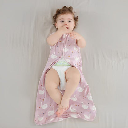 gigoteuse rose motifs cygnes blancs coeurs enfant couche