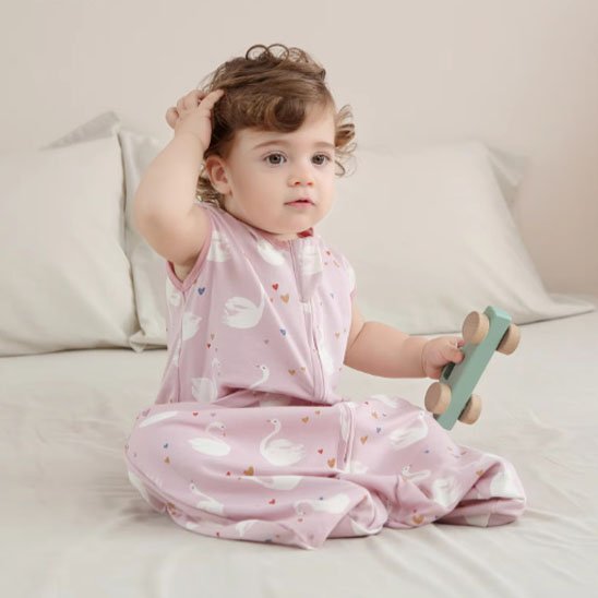 gigoteuse rose motifs cygnes blancs coeurs enfant jouet main