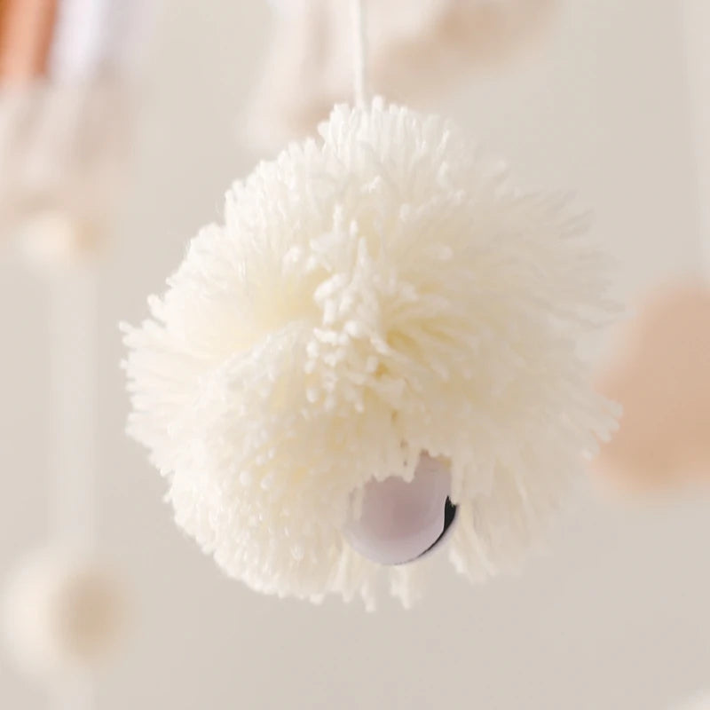 mobile bébé arc-en-ciel gros plan pompom blanc avec grelot