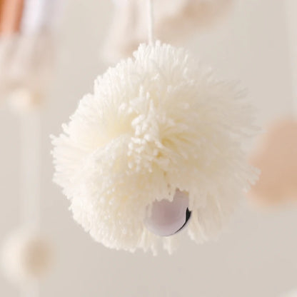 mobile bébé arc-en-ciel gros plan pompom blanc avec grelot