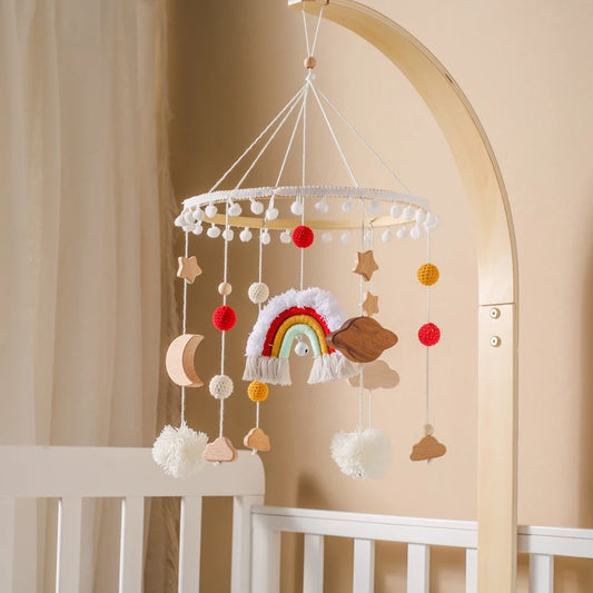 mobile bébé arc-en-ciel rouge jaune bois blanc dessus berceau