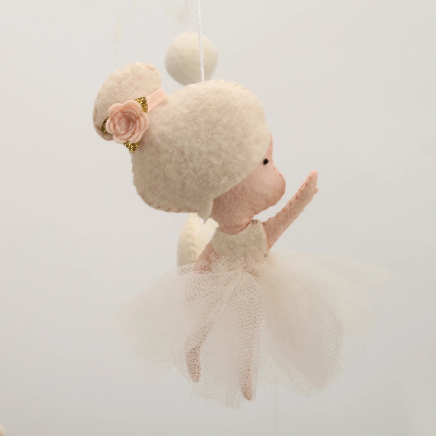 mobile bébé ballerine blanc crème or gros plan ballerine