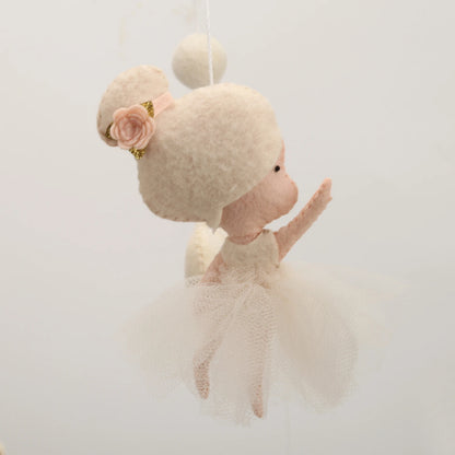 mobile bébé ballerine blanc crème or gros plan ballerine