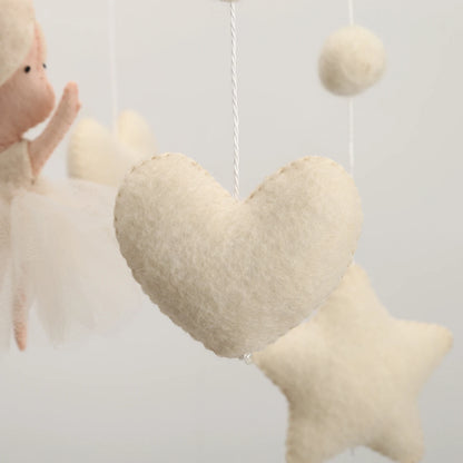mobile bébé ballerine blanc crème or gros plan coeur