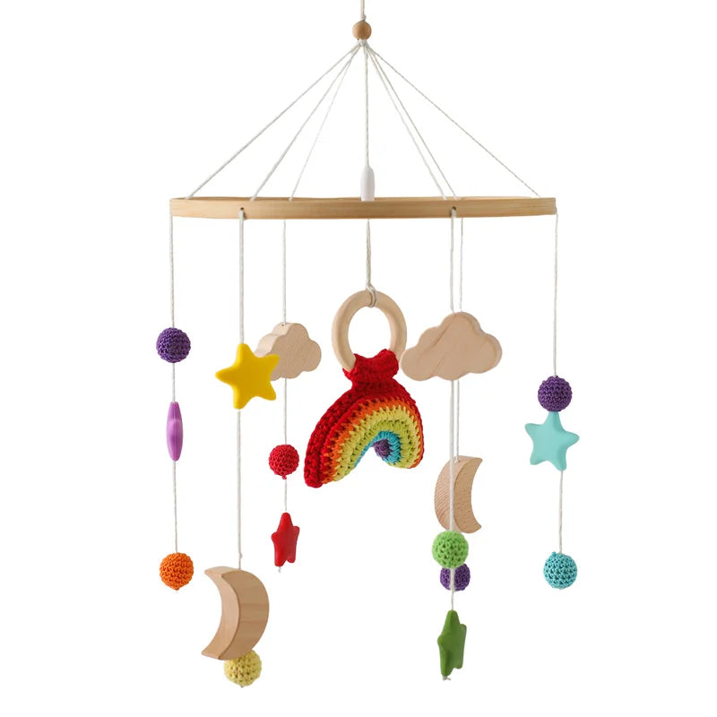 mobile bébé bois tricot arc-en-ciel couleurs nuages étoiles