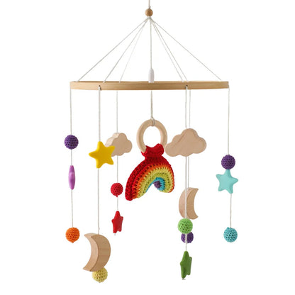 mobile bébé bois tricot arc-en-ciel couleurs nuages étoiles