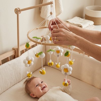 mobile bébé en bois en laine abeilles fleurs jaunes berceau bois