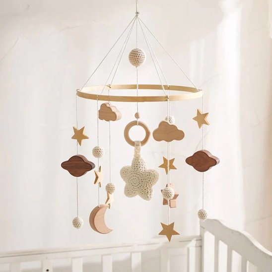 mobile bébé en bois en laine étoile beige planètes gros plan berceau