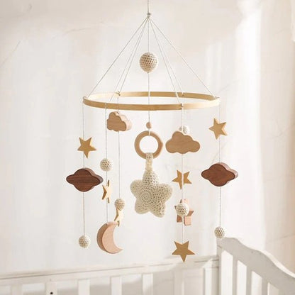 mobile bébé en bois en laine étoile beige planètes gros plan berceau
