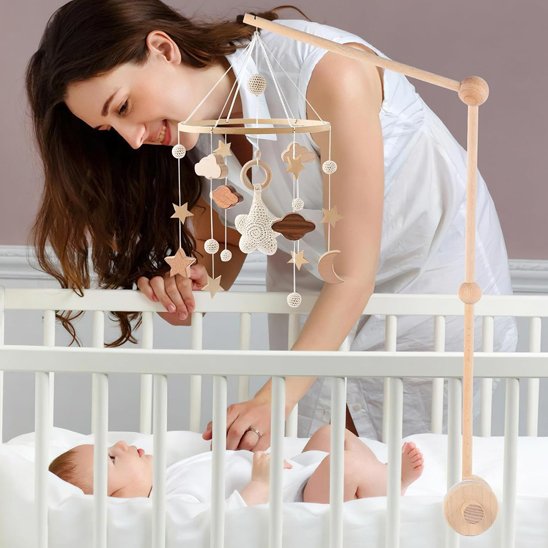 mobile bébé en bois en laine étoiles lune planètes
