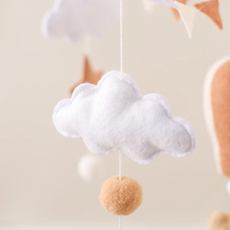 mobile bébé montgolfière feutre moelleux nuage boule gros plan brun beige blanc