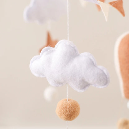 mobile bébé montgolfière feutre moelleux nuage boule gros plan brun beige blanc